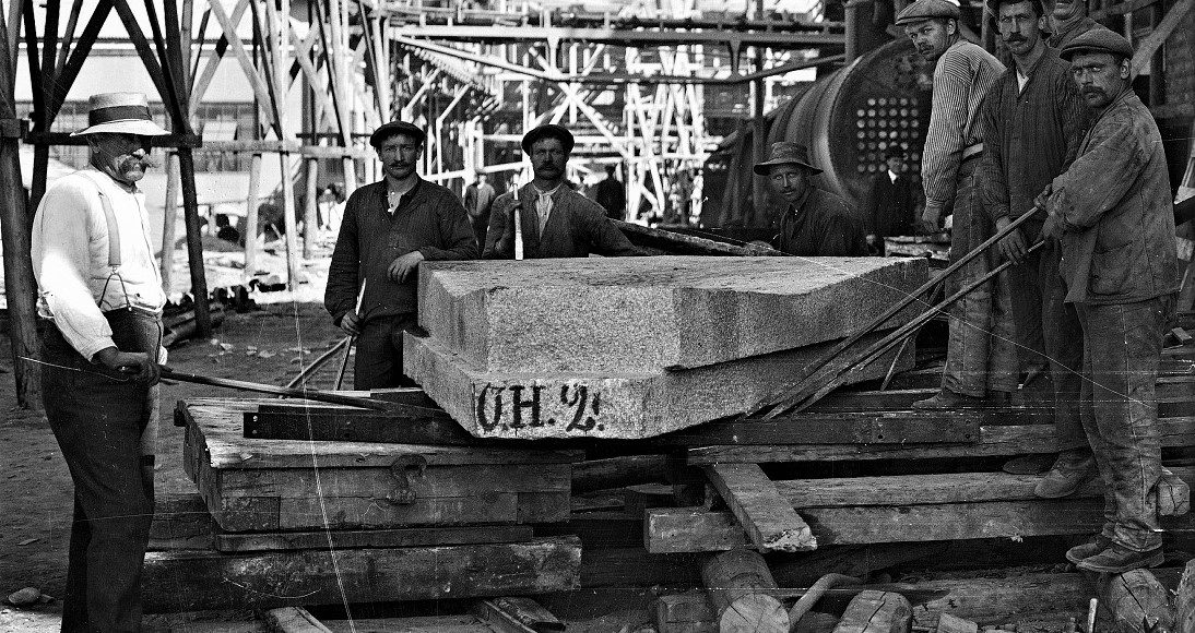 Arbeidsmenn i gjødselfabrikken: Hydro-arbeiderne på Notodden stiftet sin første fagforening i oktober 1906. Arbeidsdagen var lang, og mange hadde jobber som var strevsomme. (Foto: Hydro/NIA).