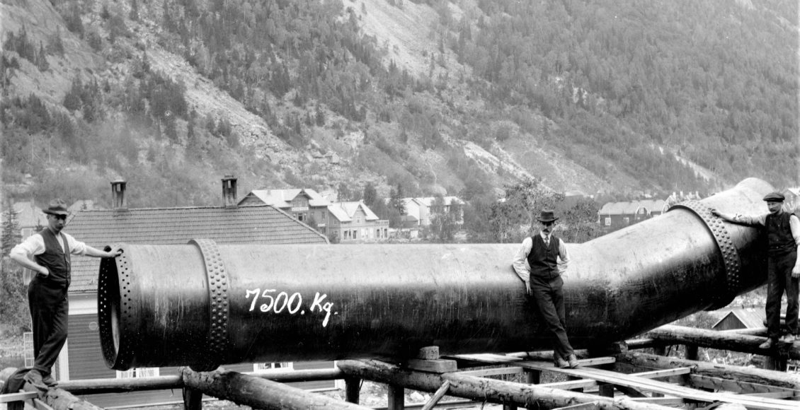 Tid er penger: I de første hektiske årene var det viktig for arbeiderne å få på plass avtaler som regulerte arbeidstida. Utbyggingene foregikk i høyt tempo. I perioder var det mangel på «søndagshvile». Her er turbinrør ankommet Såheim (Rjukan) i 1910. (Foto: Hydro/NIA).