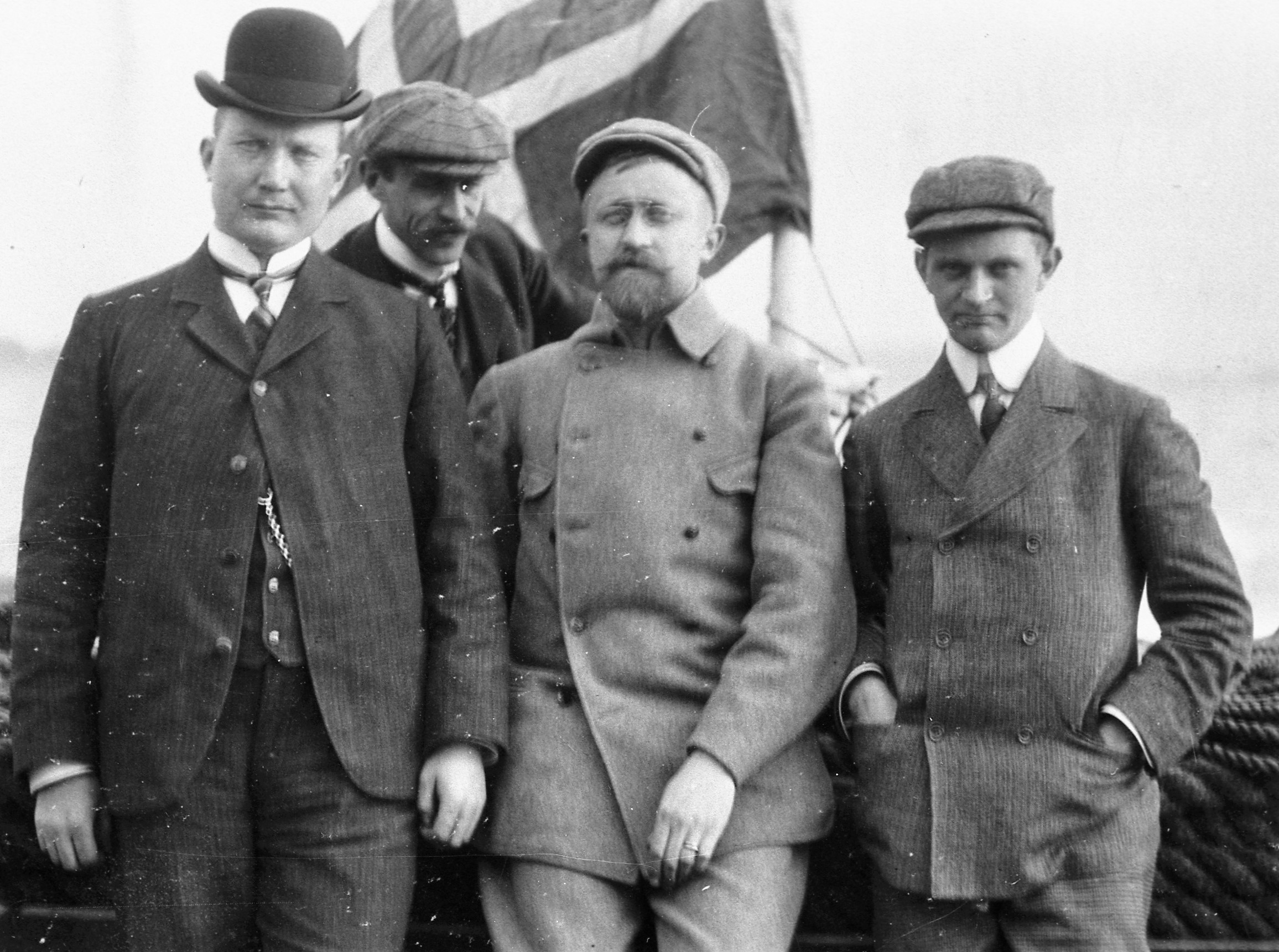 En avstikker til Sørfjorden: Med dr. Albert Petterson på sin høyre side er Kloumann på vei inn Sørfjorden i Hardanger. Oppdraget er å lage en plan for utbygging av Tyssefallene, også det et gigantisk prosjekt. (Foto: Norsk vassdrag- og industristadmuseum).