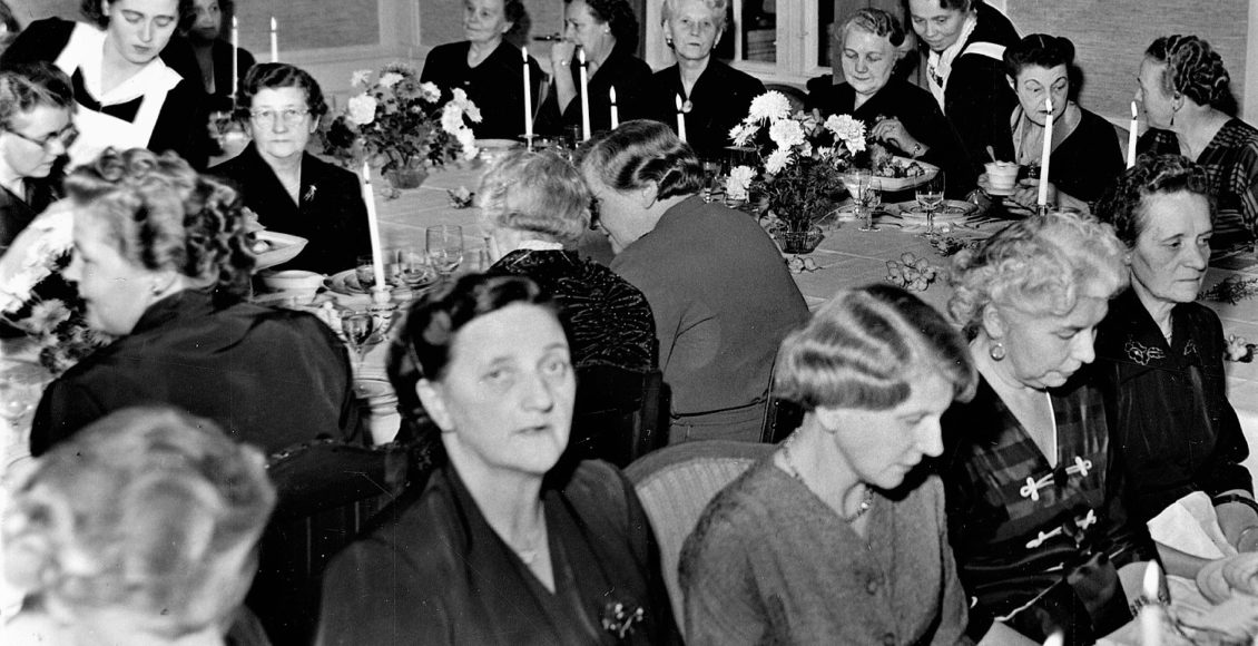 I tidligere tider arrangerte Hydro egne middagsselskap for kvinner, både for jubilantenes fruer og iblant også for andre inviterte gjester. (Foto: Hydro/NIA).