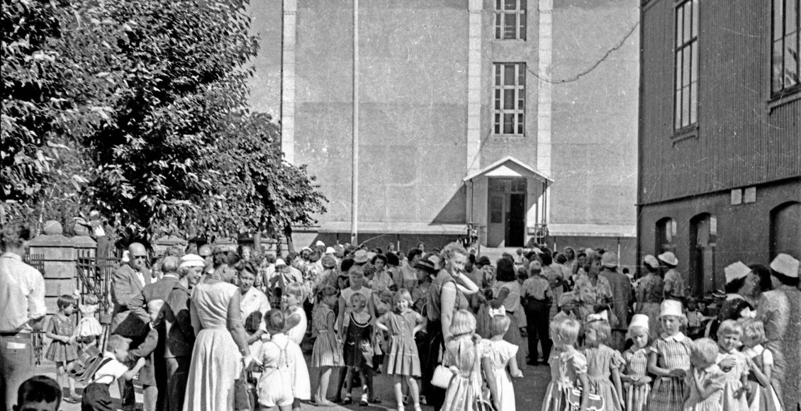 I tredje klasse ble vi overført til Sentrumskolen, eller Storskolen, som vi kalte den. Her fra en «Første skoledag», hvor også foreldre var til stede. (Foto: Ragnvald Bjerva).