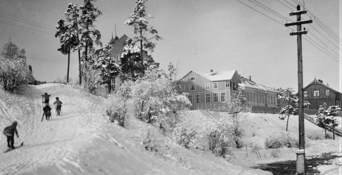 PÅ TUR TIL VÅLADALEN: Våladalen ble flittig brukt, både sommer og vinter. Ikke bare til skiturer og terrengløp, men til og med til eksotiske skoleturer ved Vålabekken… (Foto: H. Johnsrud/NIA).