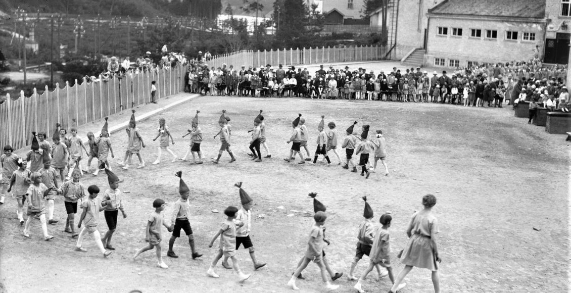 STORSKOLEN på Notodden hadde på det meste rundt 1000 elever. Her fra en turnoppvisning i regi av Snøggs turngruppe. (Foto: H. Johnsrud/NIA).