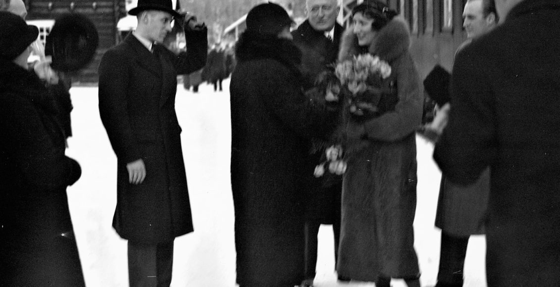 Kongelig mottakelse: Blant de mange reisende som har vært innom stasjonen på Tinnoset er også daværende kronprins Olav og kronprinsesse Märtha, her fra et besøk i 1931. (Foto: NIA).