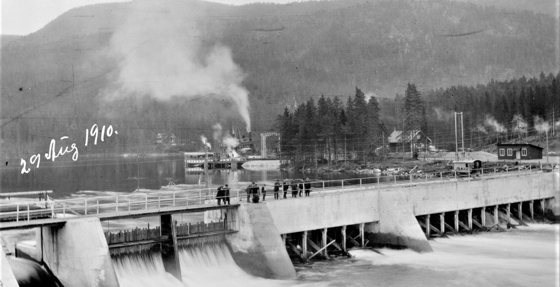 Ny og høyere dam på Tinnoset var ett av de mange prosjektene som ble gjennomført i årene etter 1905. Det var umulig å feste dammen på fast grunn, men den holdt likevel god gjennom 95 år. (Foto: NIA).