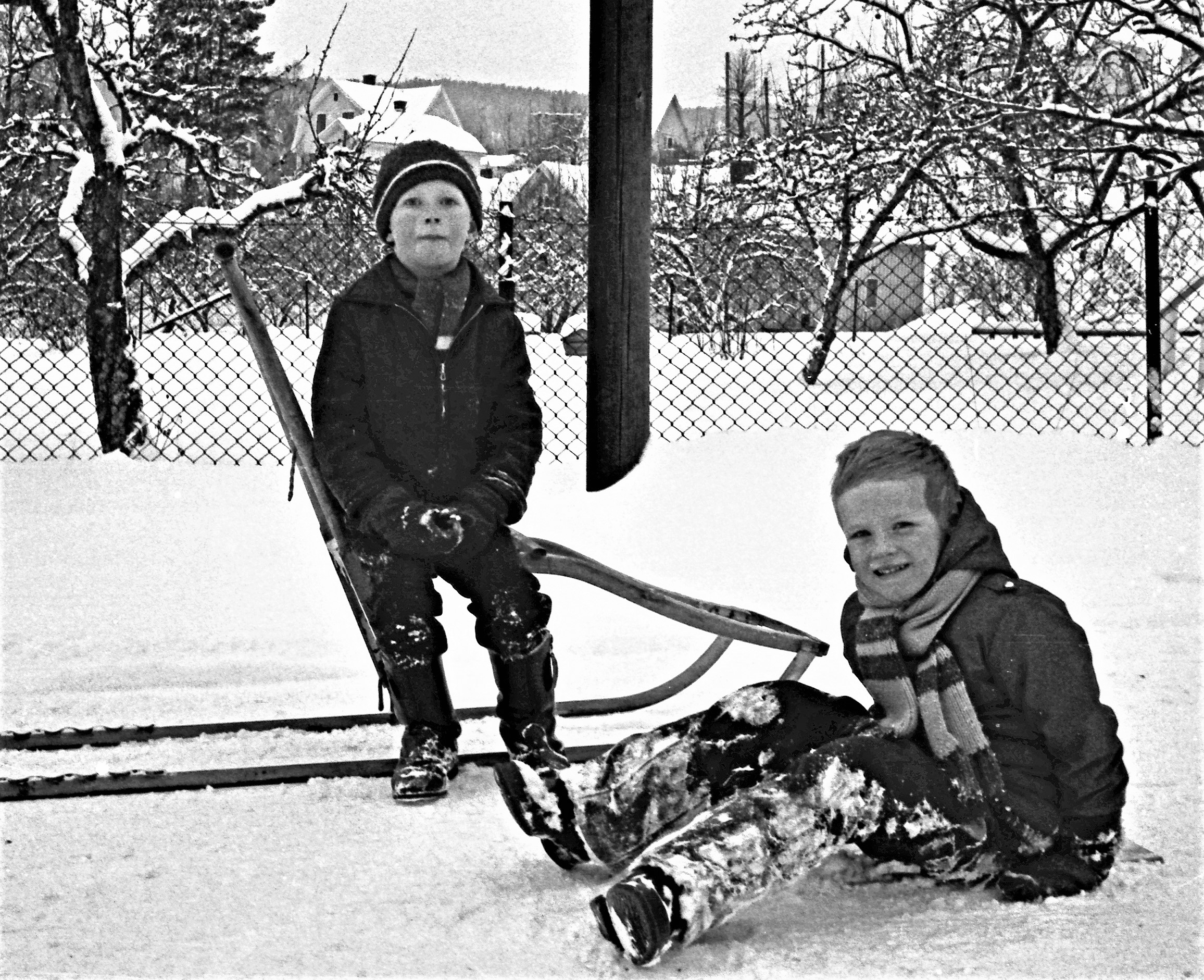 Harde pakker: Slike julegaver var populære og måtte prøves ut allerede første juledag. (Foto: Ragnvald Bjerva).