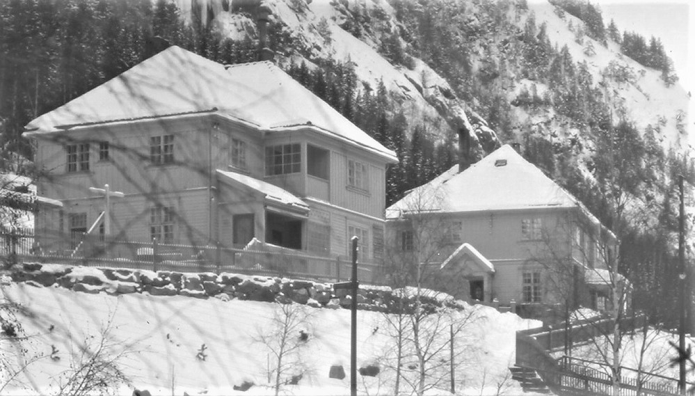 Funksjonærboligene på Rjukan holdt en ualminnelig høy standard. På bildet ses boligene i Villaveien 12 og 14. (Foto: Hydro/NIA).