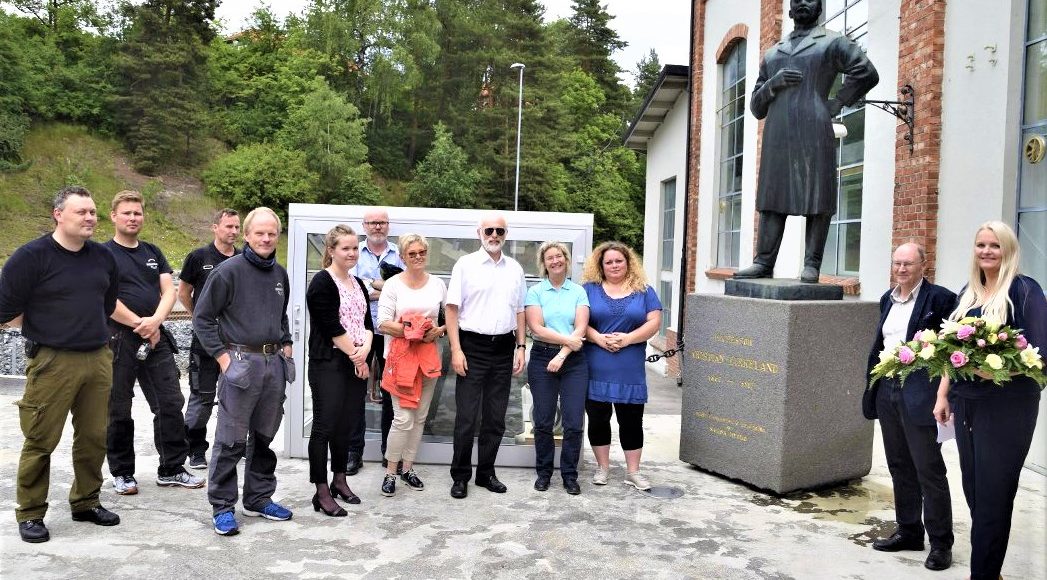 Fra markeringen ved Kr. Birkeland-statuen utenfor Ovnshus A på Notodden, 15. juni 2017, 150 år etter hans bortgang. (Foto: Telen).