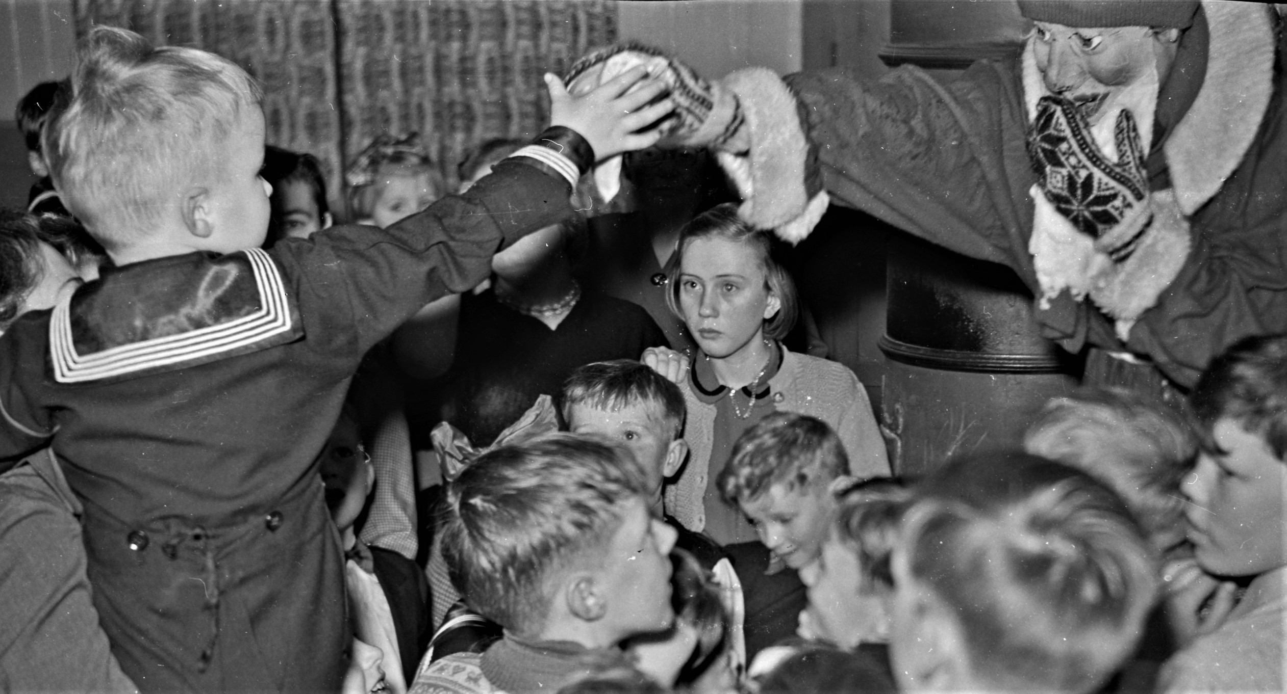 Julenissen var da, som nå, en merkelig skapning, men han kom jo med pakker vi satte pris på. (Foto: Ragnvald Bjerva).