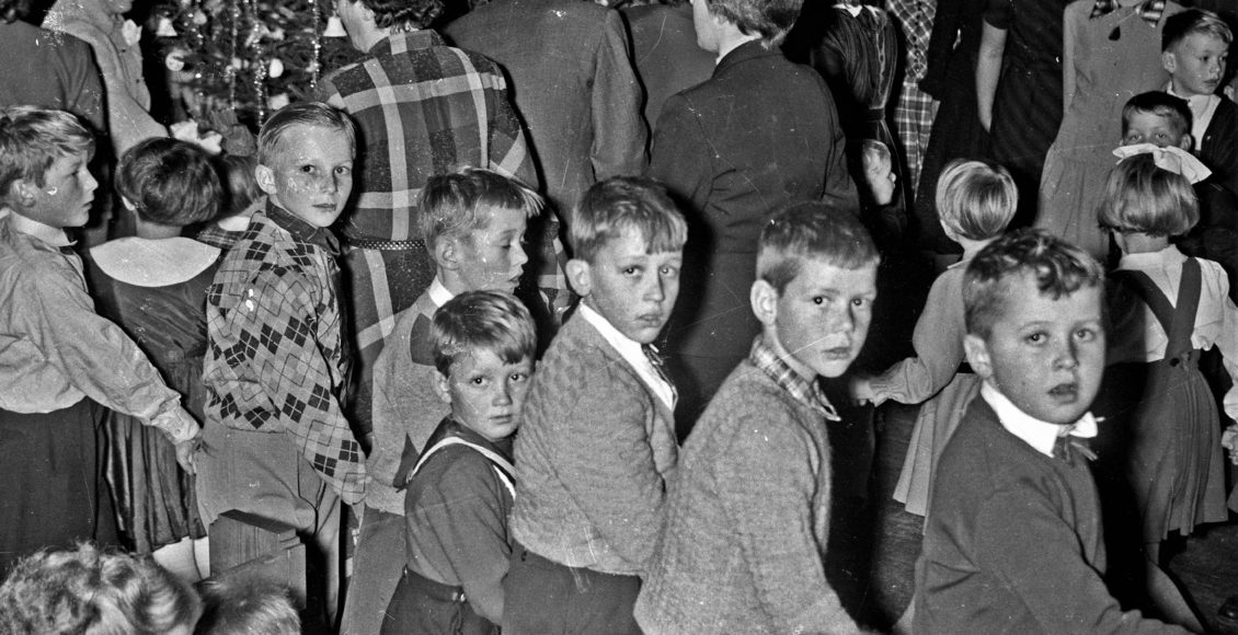 Veldig populært: Tilbudet av juletrefester var ganske stort, og deltakelsen var alltid stor. Her fra en juletrefest rundt 1960. (Foto: Ragnvald Bjerva).