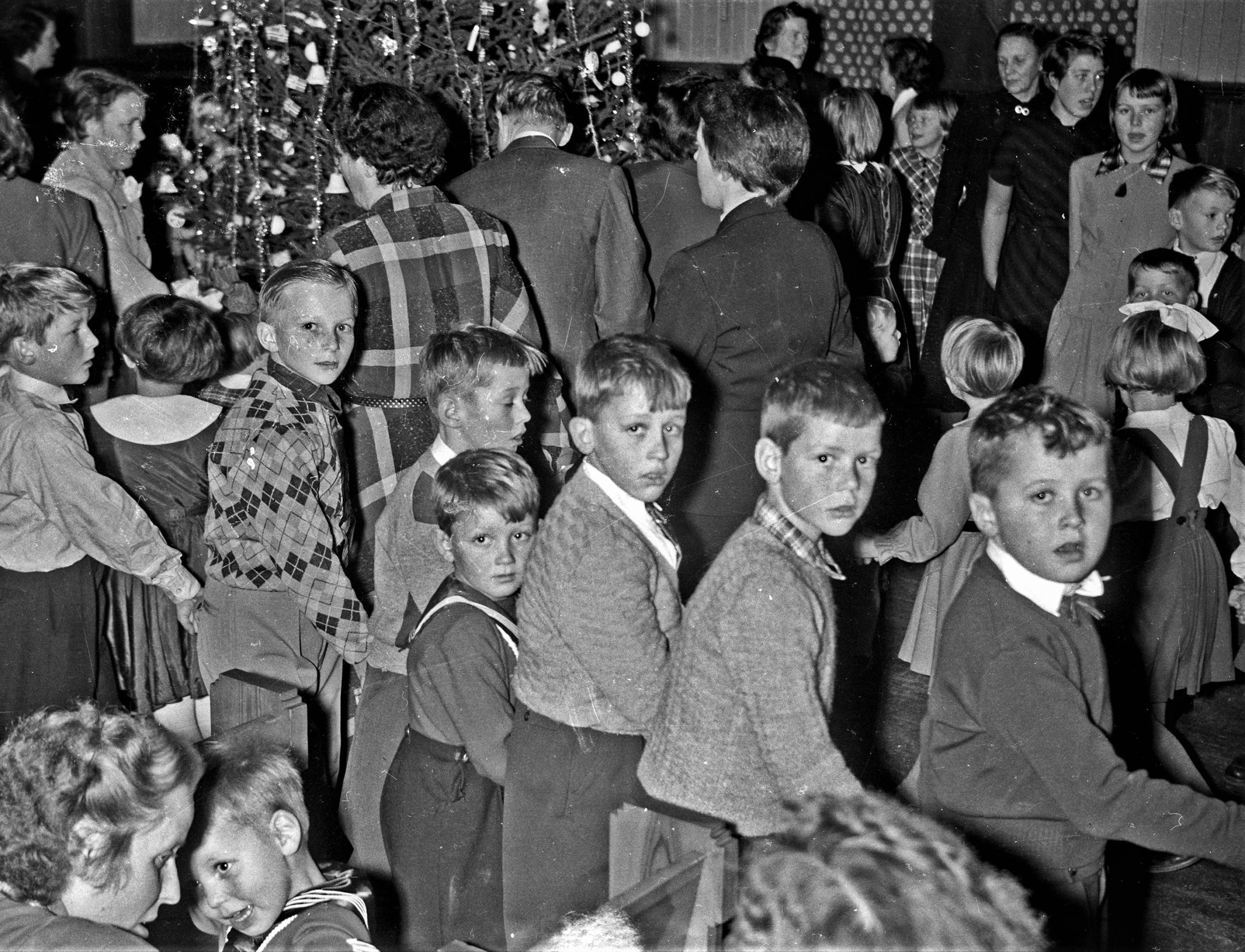 Veldig populært: Tilbudet av juletrefester var ganske stort, og deltakelsen var alltid stor. Her fra en juletrefest rundt 1960. (Foto: Ragnvald Bjerva).