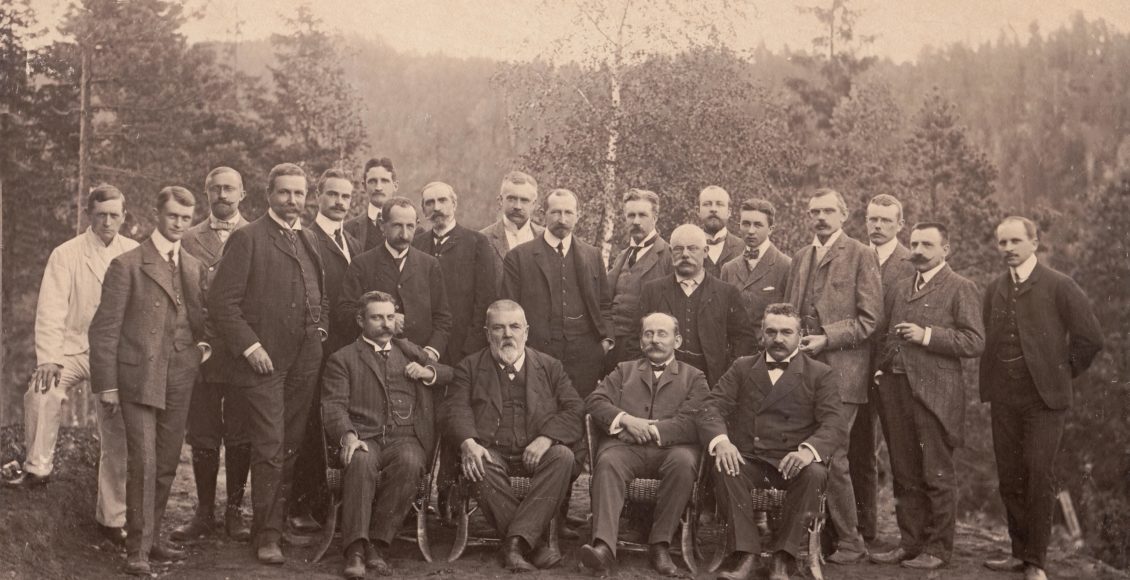 Albert Petersson, nr 3 fra venstre i andre rekke, spilte en viktig rolle som rådgiver da den internasjonale ekspertkommisjonen besøkte Vassmoen ved Arendal (bildet) og Notodden sommeren 1905. (Foto: Hydro).