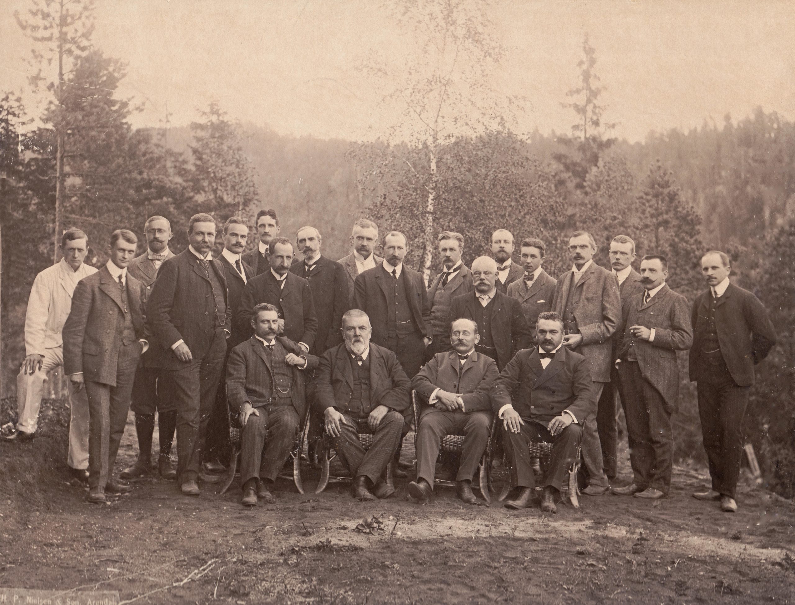 Albert Petersson, nr 3 fra venstre i andre rekke, spilte en viktig rolle som rådgiver da den internasjonale ekspertkommisjonen besøkte Vassmoen ved Arendal (bildet) og Notodden sommeren 1905. (Foto: Hydro).