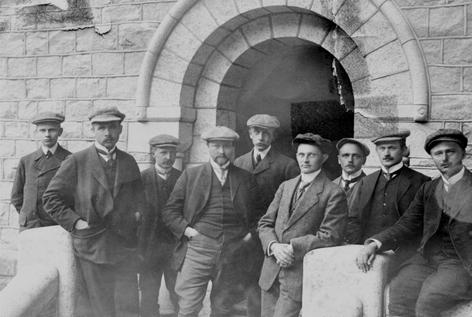 De ledende ingeniører: Verdens største vannkraftprosjekt i årene 1907-11 tiltrakk seg mange av Norges dyktigske ingeniører og vitenskapsmenn. Tormod Gjestland (nr tre fra venstre) inntok en naturlig plass blant disse. (Foto: Hydro/NIA).