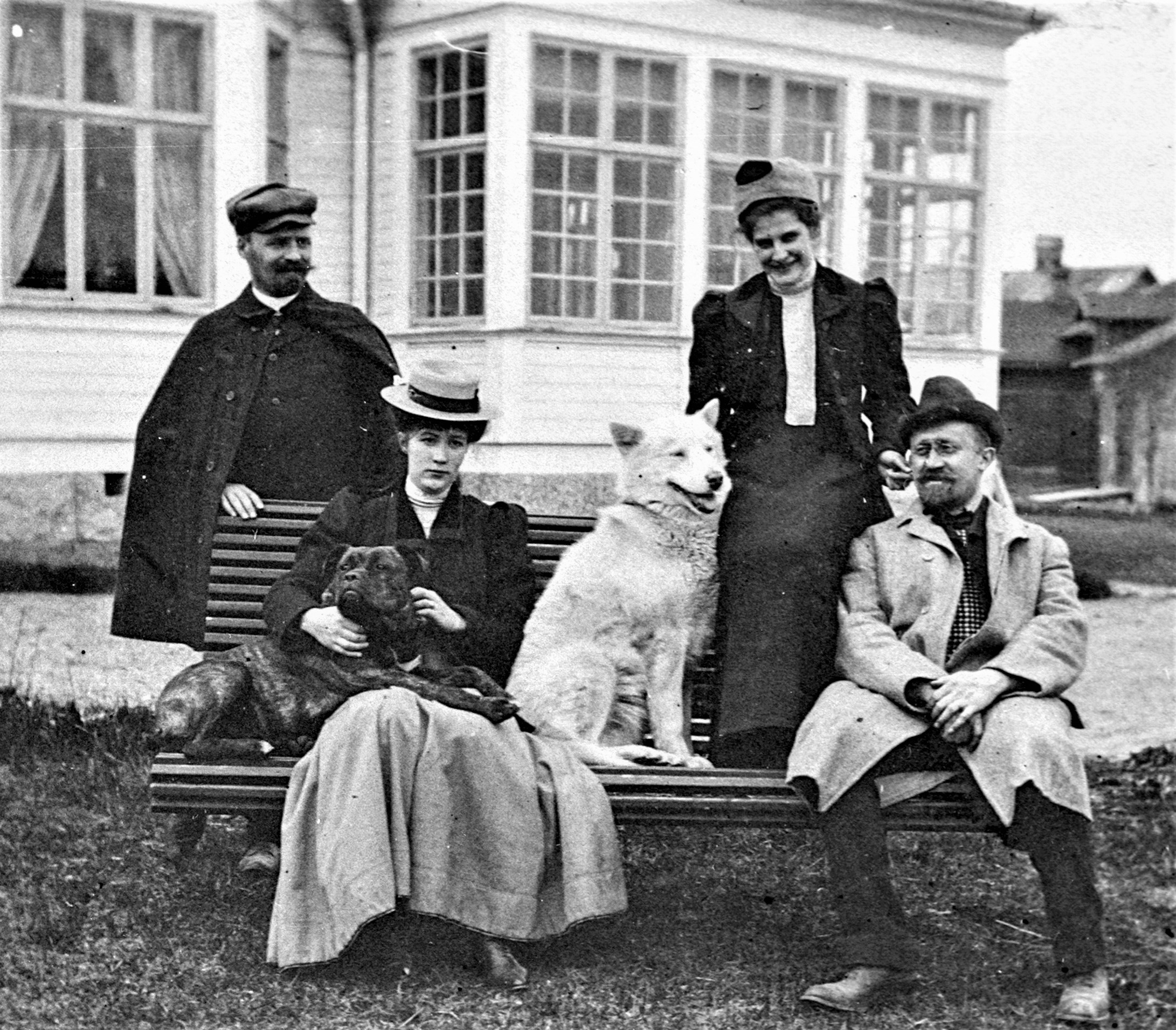 Albert og Leonie Petersson utenfor sitt hjem i Alby i Sverige. Her har de fått besøk av Hjalmar og Maja Lidholm. (Foto: DM/Kraftmuseets arkiv).