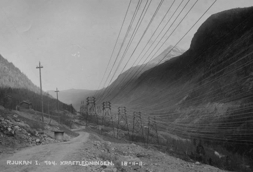 De var sin tids ‘monstermaster’, og var robuste nok til å tåle tyngden av kablene som forsynte de første gjødselfabrikkene på Rjukan med store mengder elkraft fra Vemork. (Foto: Hydro/NIA).