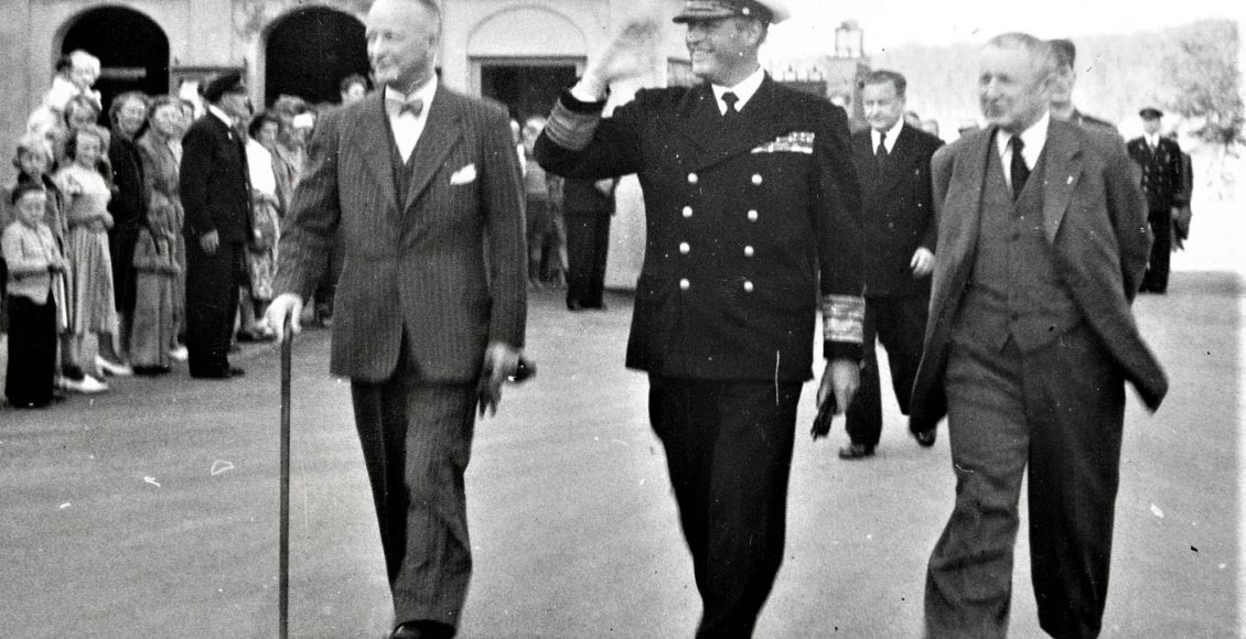 Tormod Gjestland (t.h.) var direktør for Eidanger / Herøya salpeterfabriker helt fram til 1953. Her tar han med kronprins Olav og generaldirektør Eriksen på omvisning i fabrikkene. (Foto: Hydro/NIA).