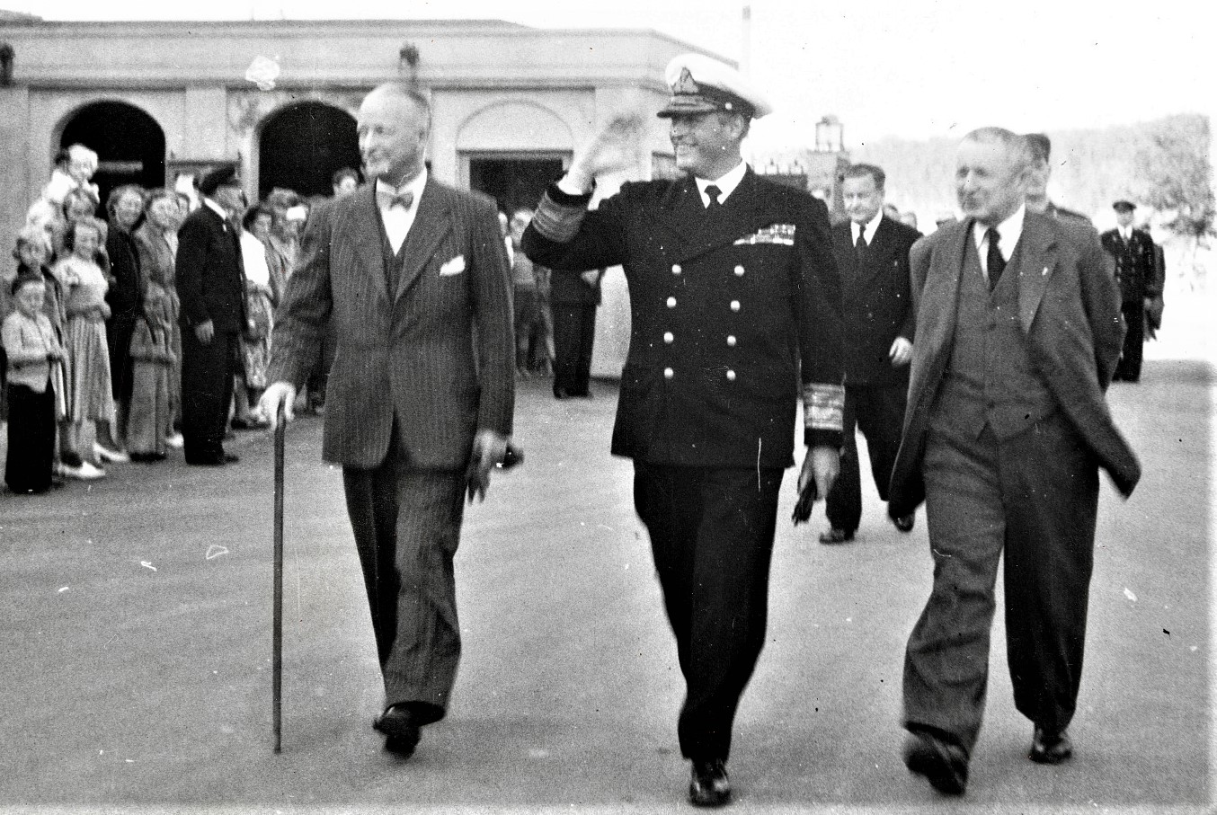 Tormod Gjestland (t.h.) var direktør for Eidanger / Herøya salpeterfabriker helt fram til 1953. Her tar han med kronprins Olav og generaldirektør Eriksen på omvisning i fabrikkene. (Foto: Hydro/NIA).