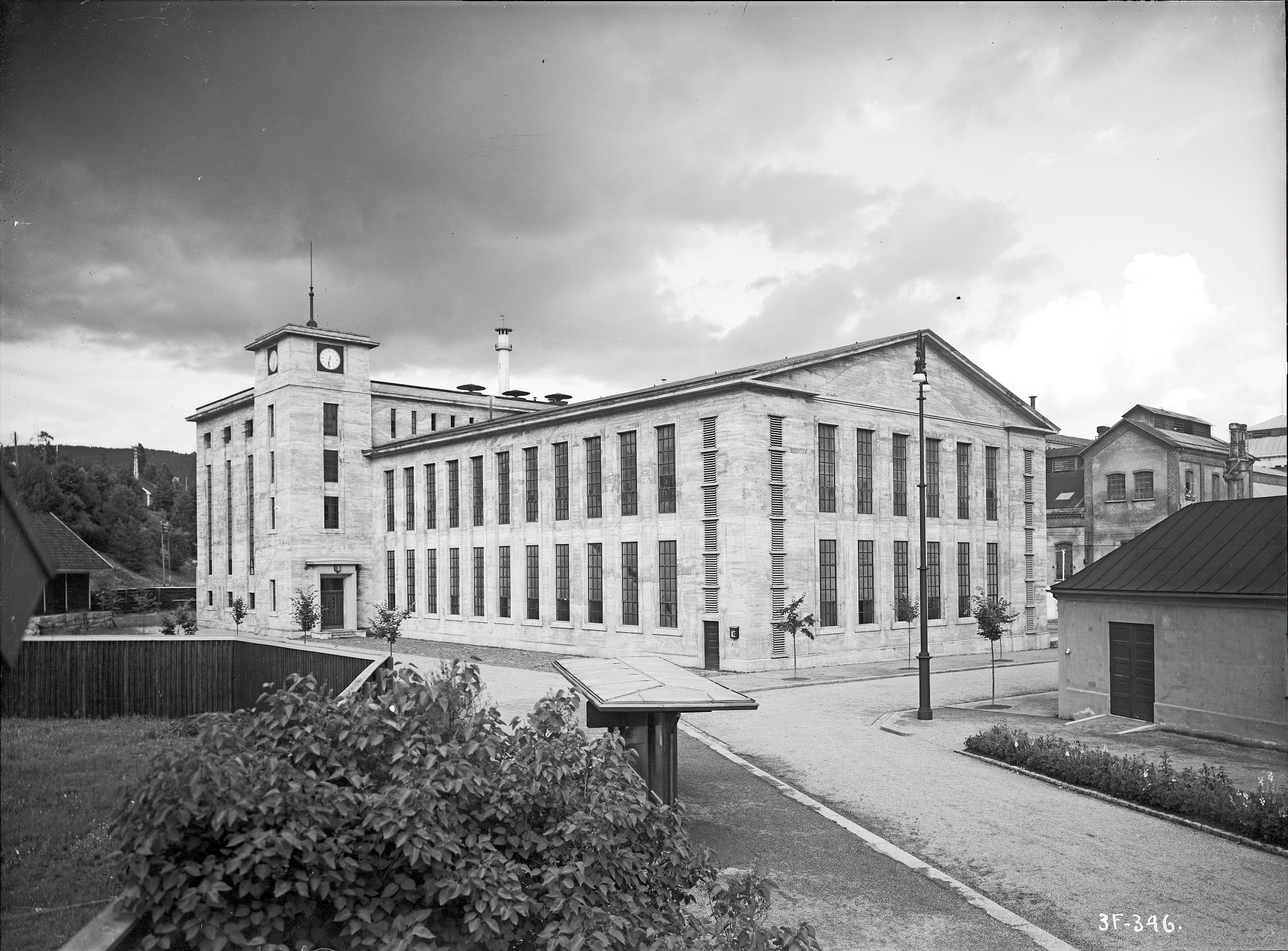 Bygg 55 - ”Vannstoffen” Oppført 1928 (Arkitekt: Thorvald Astrup). Bygget ble også kalt ”den taktiske fabrikk”. Teknologien for å spalte vann kom fra NEC og var Hydros alternativ til tysk Haber-Bosch-teknologi for fremstilling av ammoniakk (NH3). I bygg 55 installerte Hydro såkalte Pechkrantz-celler i 1. etasje og Holmboe-celler i 2. etasje. Begge teknologiene ble brukt for å fremstille hydrogen. (Foto: Hydro/NIA).