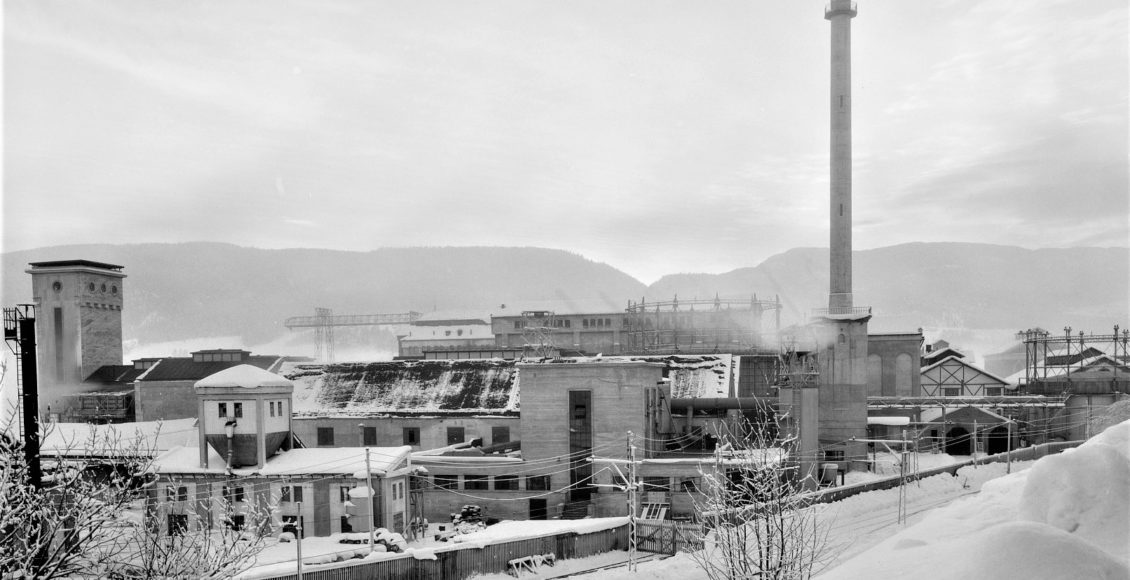 Nyanleggene på Notodden besto av fire bygg. På bildet ses syntesetårnet til venstre og luftinntaket, kalt «Minareten», til høyre. (Foto: Hydro/NIA).