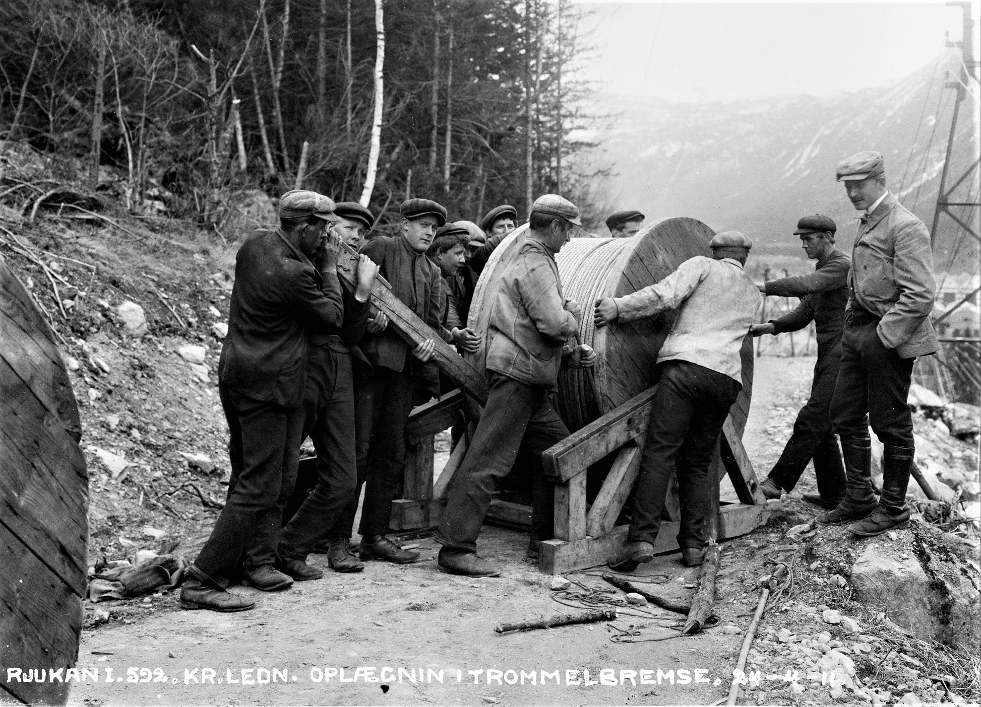 Et pionerprosjekt: Mellom verdens største kraftverk på Vemork og verdens største lysbueovner på Saaheim skulle strekkes en mengde fire kilometer lange strømkabler. Tormod Gjestland, t.h., ledet prosjektet. (Foto: Hydro/NIA).