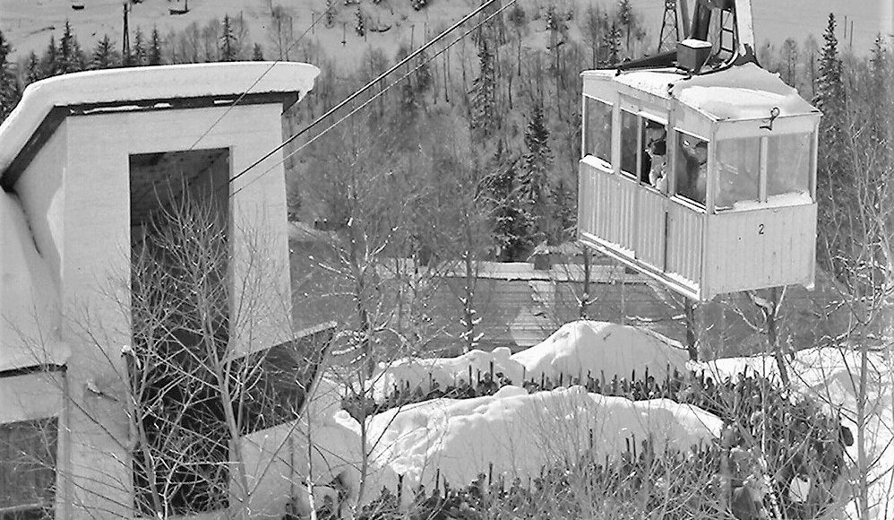 Påsketur med banens hjelp: Fjellbanen var lenge spesielt populær i vintermånedene, som her, hvor hundrevis av solhungrige skiløpere og påsketurister venter på å komme opp i fjellet. (Foto: Hydro/NIA).