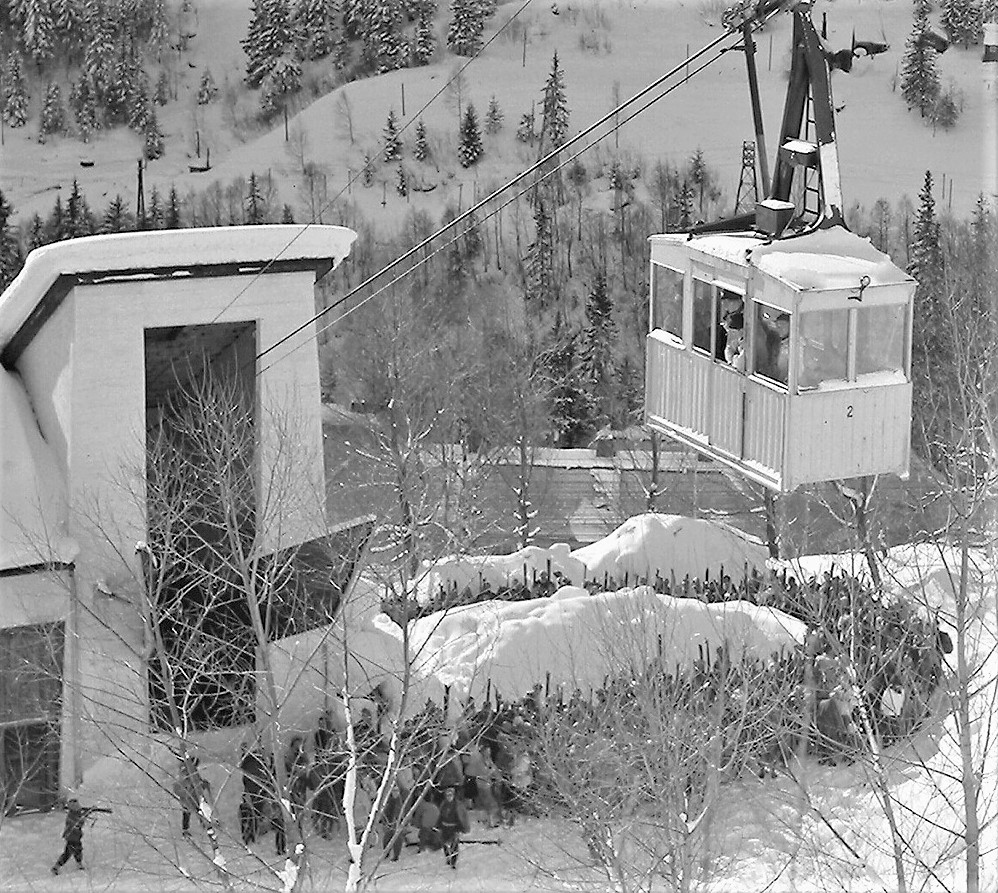 Påsketur med banens hjelp: Fjellbanen var lenge spesielt populær i vintermånedene, som her, hvor hundrevis av solhungrige skiløpere og påsketurister venter på å komme opp i fjellet. (Foto: Hydro/NIA).