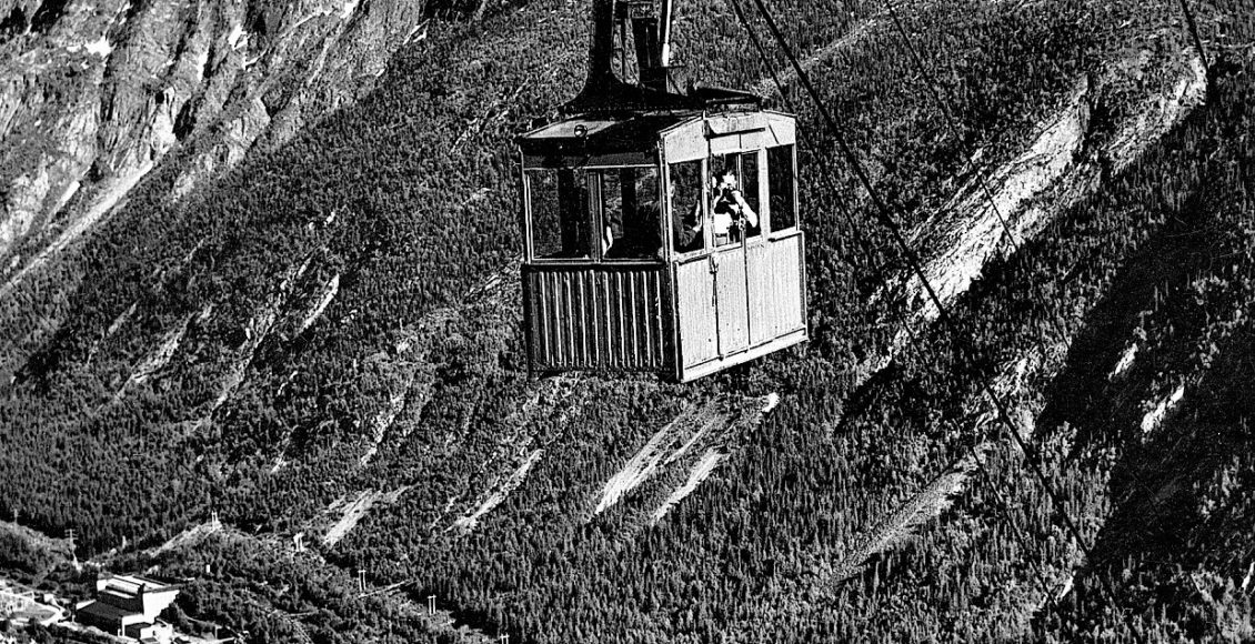 Svever over byen: Den horisontale avstand mellom nedre og øvre stasjon er 814 meter og høydeforskjellen er 498 meter, det vil si at banen stiger 60 centimeter på hver meter. De to vognene går under navnene Blåbæret og Tyttebæret. (Foto: Hydro/NIA).