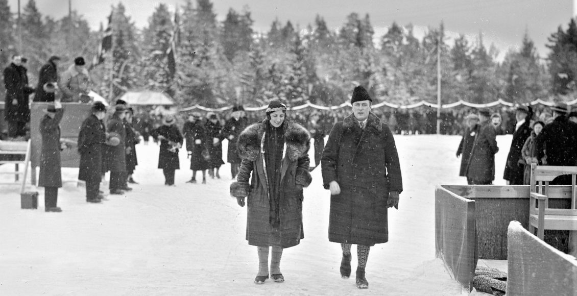 En nasjonal arena: Mange større skøytemesterskap er holdt på Notodden. Bildet er fra Norgesmesterskapet i 1933, da kronprinsparet – Märtha og Olav – var til stede. (Foto: Hydro/NIA).