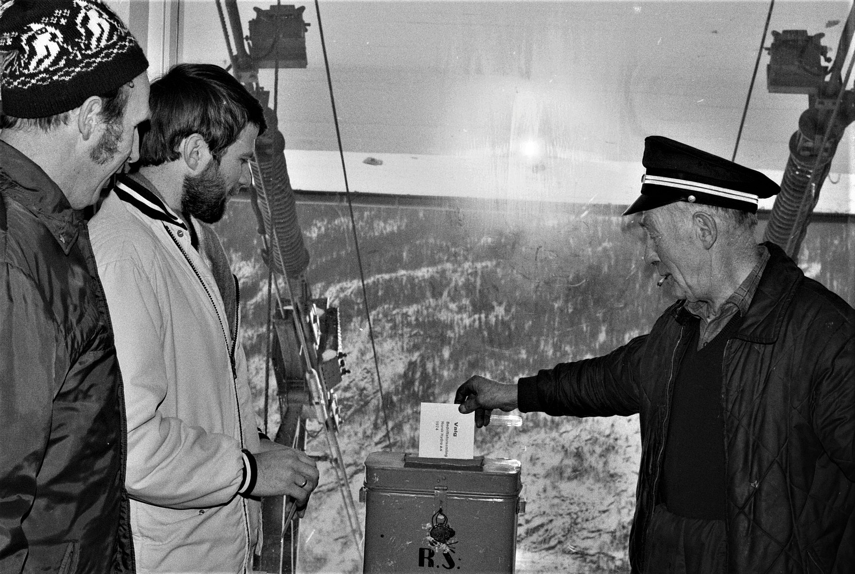 Gollners stemme: Den driftsansvarlige for Krossobanen, Stephan Gollner, avgir sin stemme på Gvepseborg (!) under påsyn av de tillitsvalgte Anton Vaksaker (t.v.) og J. O. Opsahl. (Foto: O.H. Schultz/NIA).