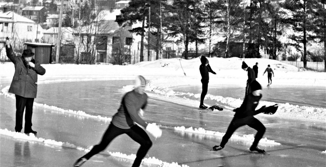 Tjuvstart? Banemester Finrud hadde både pistol og fløyte – som på skøytebanen i dag. Blåste han i fløyta, var det bare å roe ned og gå tilbake til start. Diskvalifisering var mest et fremmedord den gangen.