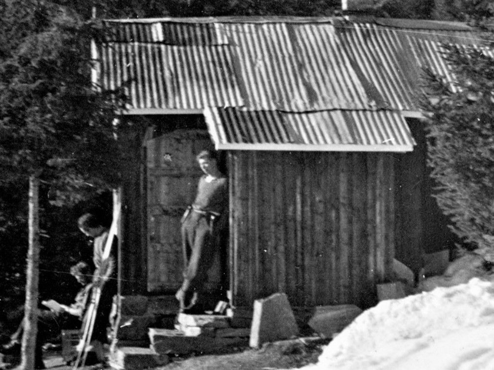 Hytta de kalte Tickery Lodge i Gøystdal ble brukt til de flyttet til Gransherad i den aller siste fasen av krigen. (Foto: P. Longum-samlingen/NIA).