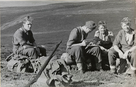 Tronstad (t.h.) både inspiserte og trente sammen med de norske spesialstyrkene som holdt til i Skottland. (Foto: NIA).