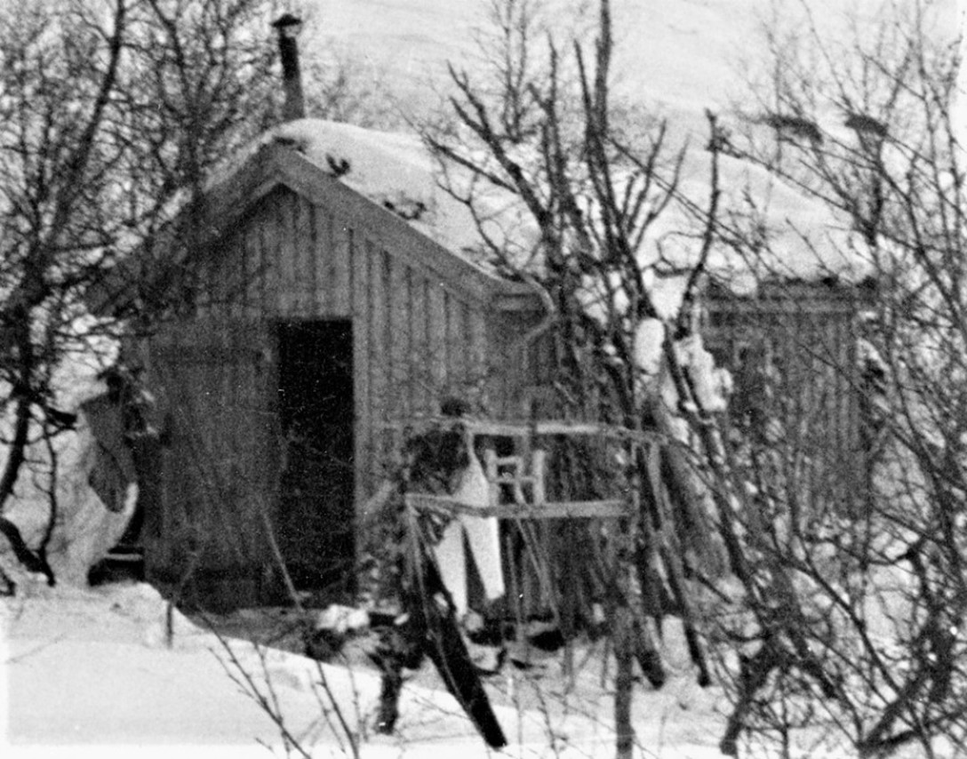 Hytta i Skindalen, som lenge tjente som Tronstads hovedkvarter. (Foto: Per Longum-samlingen/NIA).
