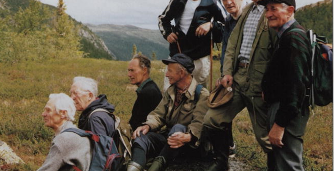 Gjensyn: Sammen med de fleste av tungtvannssabotørene gjenopplevde Joachim Rønneberg (nr 3 fra venstre) en sommerdag i 1990 ferden gjennom Fjøsbudalen til Vemork, langs ruta de hadde gått 47 år tidligere. (Foto: Trond Aasland)