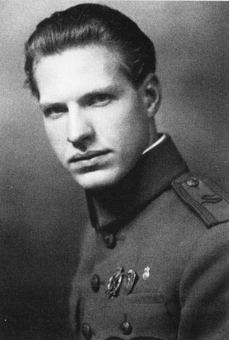 Knut Haugland som ung offiser. Kort tid før den tyske invasjonen i Norge ble han innkalt til tjeneste på Setermoen i indre Troms. (Foto: Privat).