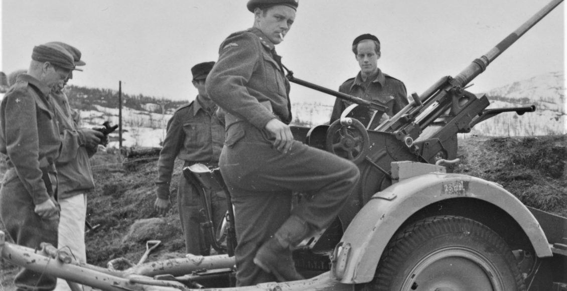 Jens-Anton Poulsson inspiserer en av de tyske kanonstillingene ved Møsvannsdammen i mai-dagene 1945. I bakgrunnen ses bl.a. Knut Lier-Hansen. (Foto: P. Longum/NIA).