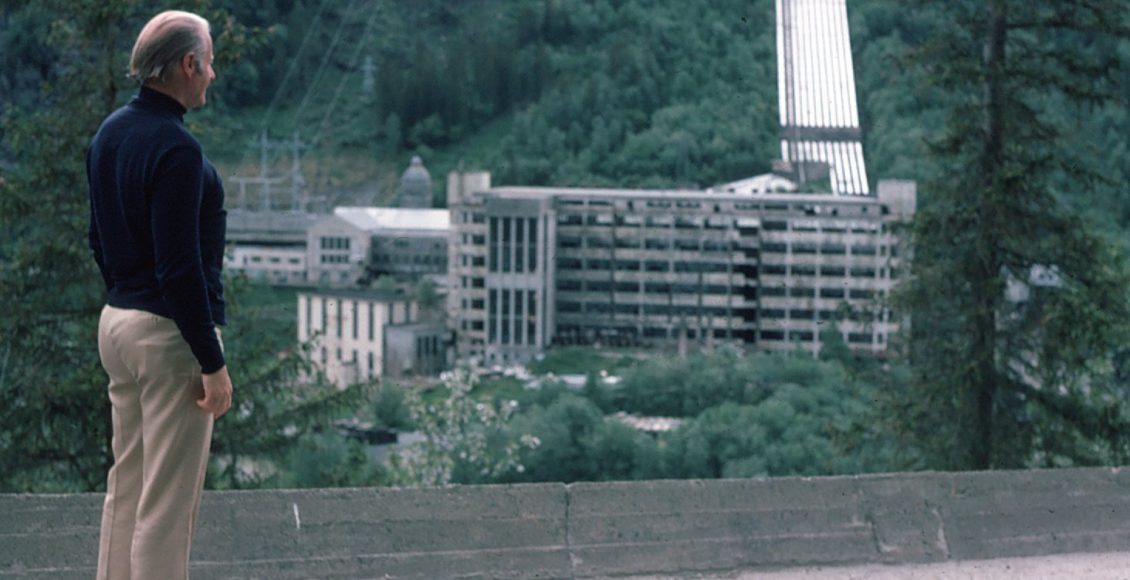 1977 – Siste gang til Vemork: Vennskapet med Thor Heyerdahl tok mange former. Knut tok Thor med til Rjukan da det var klart at hydrogenfabrikken ville bli sprengt og fjernet. Det skjedde ikke lenge etter at dette bildet ble tatt. (Foto: Knut Haugland. Fotoeier: Haugland-familien).