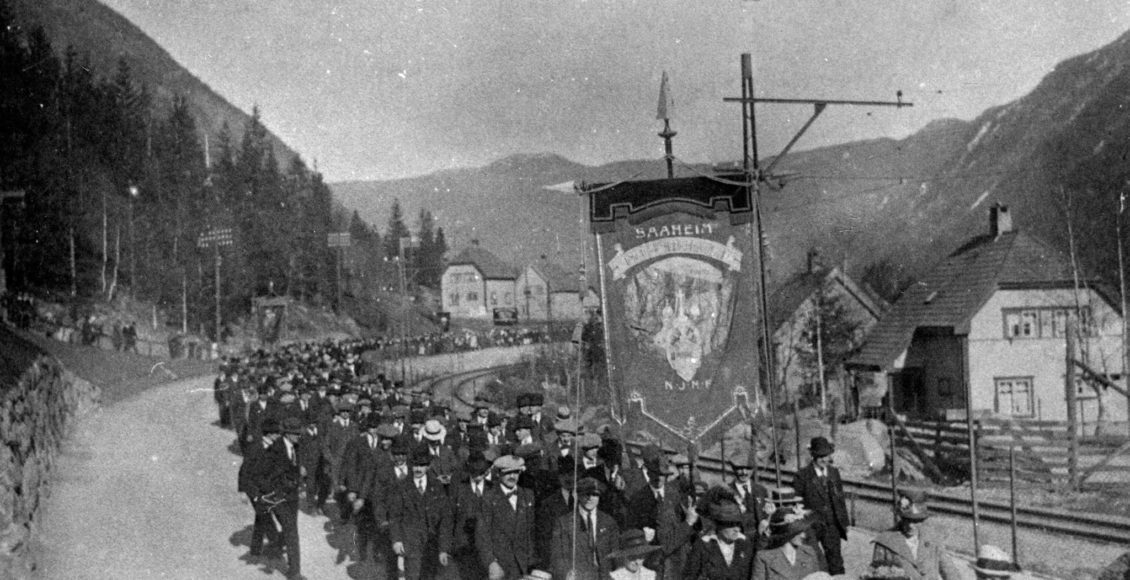 Det toppa seg i 1918 – med rekordstor deltaking i 1. mai-toget på mange industristader. Her frå toget på Rjukan.