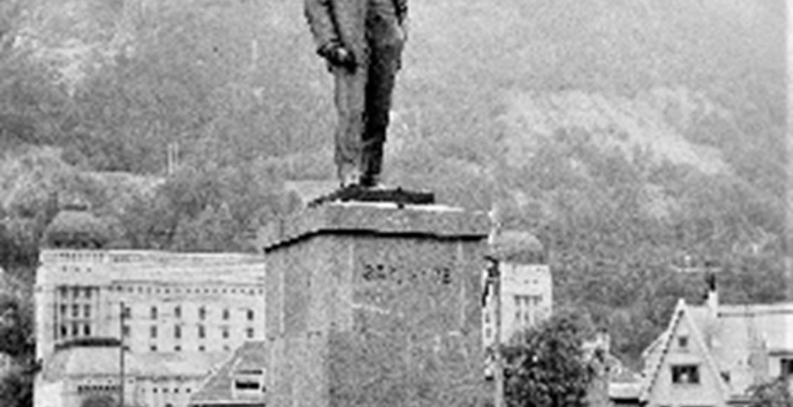 Sam Eyde-monumentet på Rjukan torg. Allerede da Sam Eyde fylte 50 år i 1916, ble det tatt initiativ for å reise et monument over Hydros første generaldirektør. Da han gikk av året etter, ble saken ytterligere aktualisert. Oppdraget gikk til professor og billedhugger Gunnar Utsond fra Kviteseid. Han var ferdig med skulpturen i 1918, men det tok tid å avklare plasseringen. Avdukingen fant sted 16. oktober 1920, og hovedpersonen ankom med ekstratog dagen etter for å ta monumentet i nærmere øyesyn.  (Foto: Alfred Holtan/NIA).