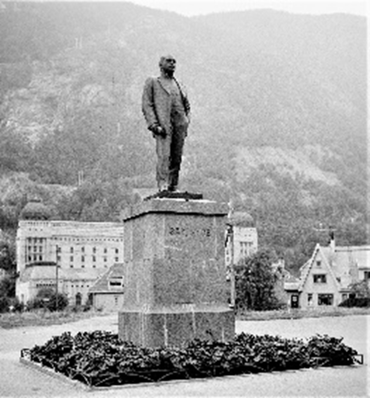 Sam Eyde-monumentet på Rjukan torg. Allerede da Sam Eyde fylte 50 år i 1916, ble det tatt initiativ for å reise et monument over Hydros første generaldirektør. Da han gikk av året etter, ble saken ytterligere aktualisert. Oppdraget gikk til professor og billedhugger Gunnar Utsond fra Kviteseid. Han var ferdig med skulpturen i 1918, men det tok tid å avklare plasseringen. Avdukingen fant sted 16. oktober 1920, og hovedpersonen ankom med ekstratog dagen etter for å ta monumentet i nærmere øyesyn. (Foto: Alfred Holtan/NIA).