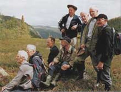 Sommeren 1990 møttes tungtvannssabotørene på nytt på Rjukan og fulgte nokså nær den samme ruta fra fjellet ned til anlegget på Vemork. Claus Helberg t.v. i første rekke. Foto: Trond Aasland, Hydro/NIA.