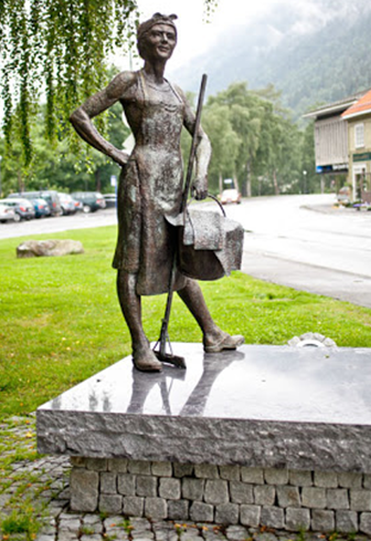 “Vaskekona”, Rjukan. Ideen om et monument til ære for arbeiderkvinnen er unnfanget av arrangørene av turmarsjen Kjerringsveiven. Hydro tok det økonomiske ansvaret og oppdraget ble tildelt billedhugger Kjell Grette Christensen. Avdukingen kunne skje 5. september 2008. Vaskekona ble godt mottatt fra første stund. (Foto: K.G. Christensen).