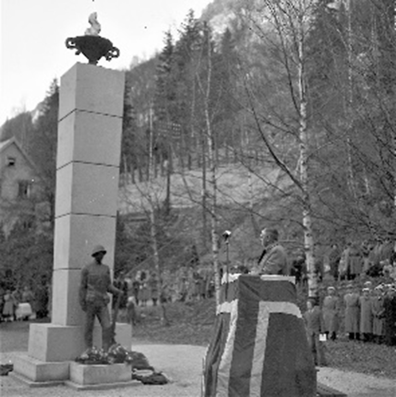 Fra avdukingen av frihetsmonumentet ved Rjukan kirke. (Foto: NIA).