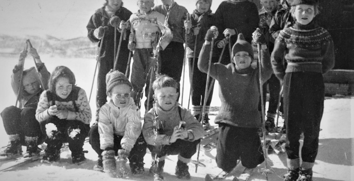 Barna som bodde på gårdene langsmed Møsvatn visste mye om folk som holdt til i fjellet – og som det ikke måtte snakkes om. De holdt tett. (Foto: Anne Dyrland/NIA).