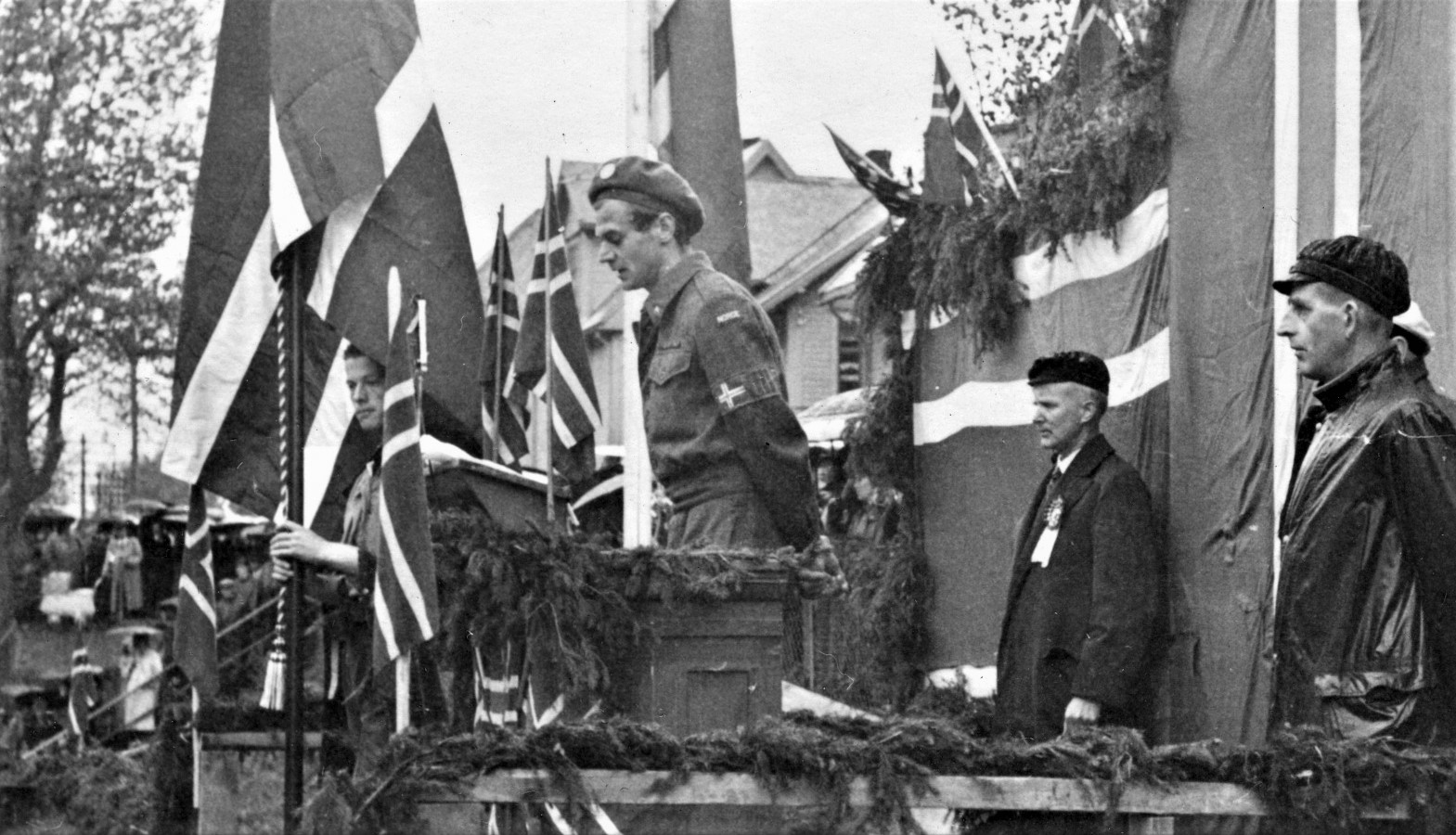 Freden og friheten er vunnet! Claus Helberg taler på Rjukan 17. mai 1945. (P. Longum-samlingen/NIA).