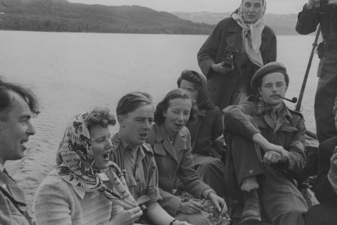 Da freden var et faktum, inviterte Ingeleiv og Olav Skinnarland, som drev hotell og landhandleri på Møsstrond, til St. Hans-feiring på Skinnarbu. Dagen etter dro en del av gjestene til hovedkvarteret for D-16, hytta Skriubotn i Hamrefjell. På bildet ses fra venstre: Asbjørn Øyan, Lillian Syverstad (kurer), Normann Lind, Peggy Walker (London-kontakt for mange Linge-karer), Karen Viten, (ukjent), Jens-Anton Poulsson og Halvor O. Hovden (delvis skjult - informant og her; båtfører). (Foto: NIA).