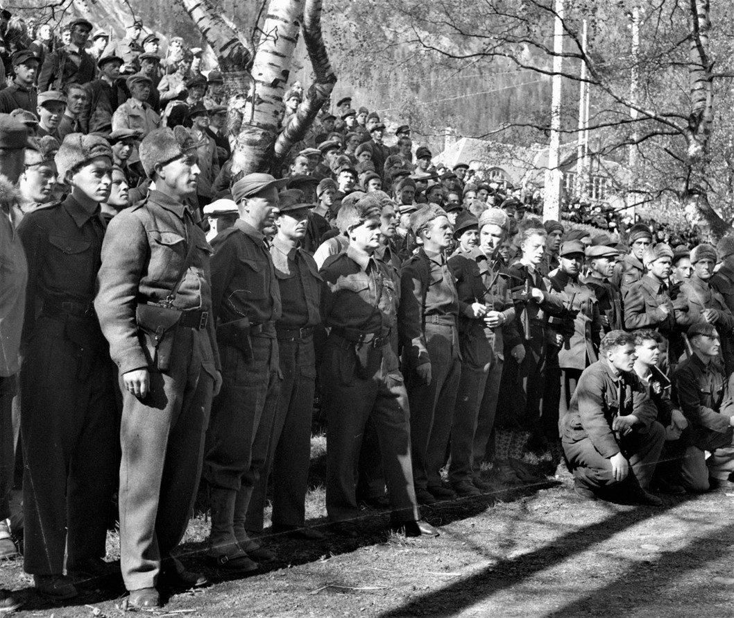 Heimefronten på Rjukan besto av 400 soldater. På kommando overtok de på morgenen 9. mai utvalgte nøkkelpunkter i byen. Her fra feiringen 17. mai. (Foto: A. Holtan/NIA).