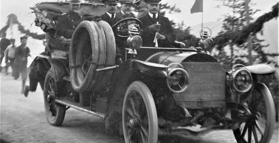 Kongen og admiralen: Hydros styremedlem, admiral Jacob Børresen, i baksetet sammen med kong Haakon under besøket på Notodden i august 1908.