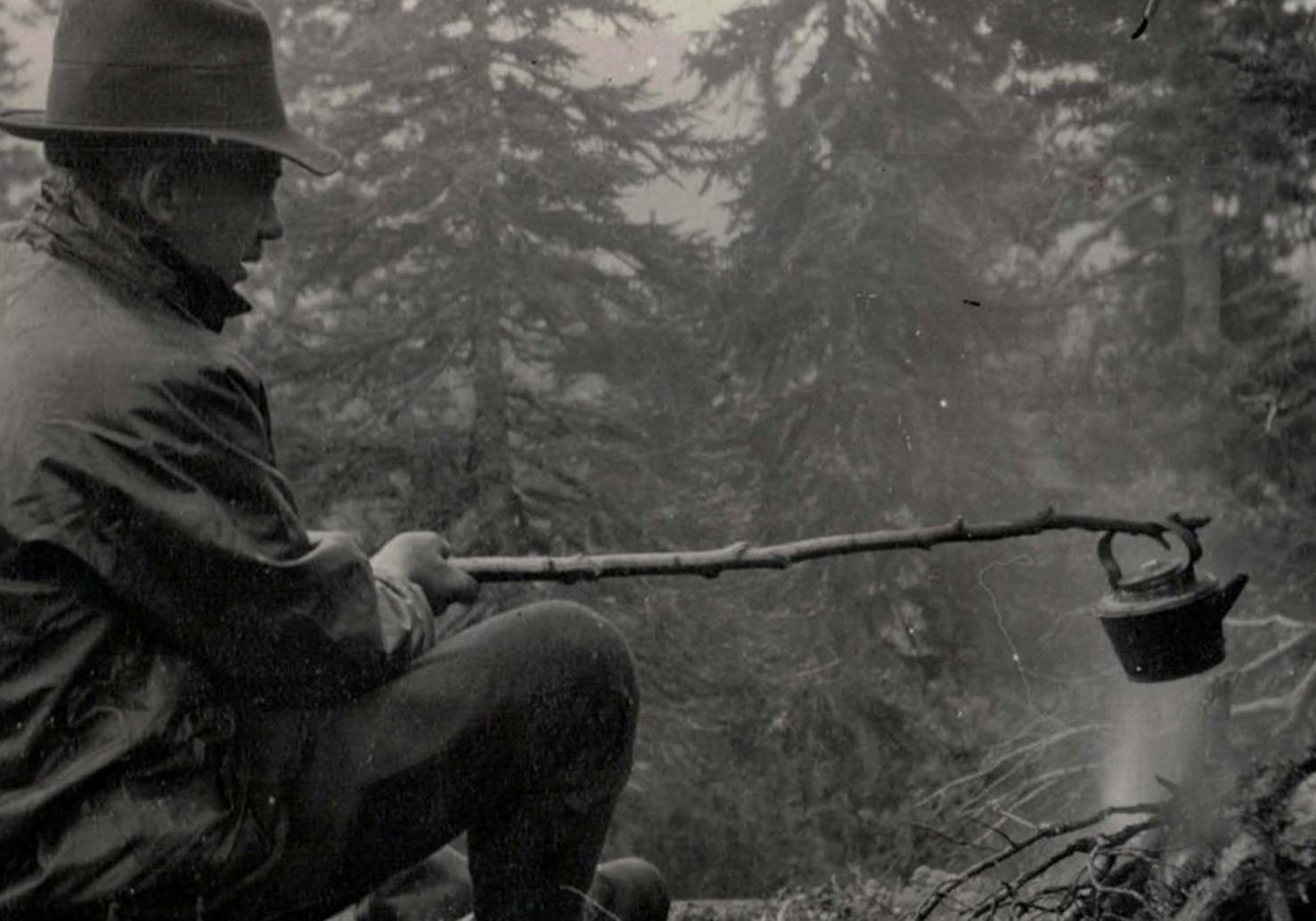 Skal en på tiurleik, bør en dra til skogs kvelden før, finne et passende sted et stykke unna leikplassen, tenne bål, holde seg i ro og holde varmen gjennom natta. (Fotoeier: Knut Brokhaug).
